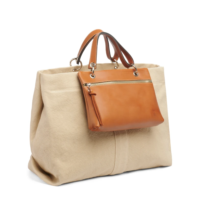 Une idée cadeau pour la fête des mères, un sac grège et sa pochette en cuir gold.