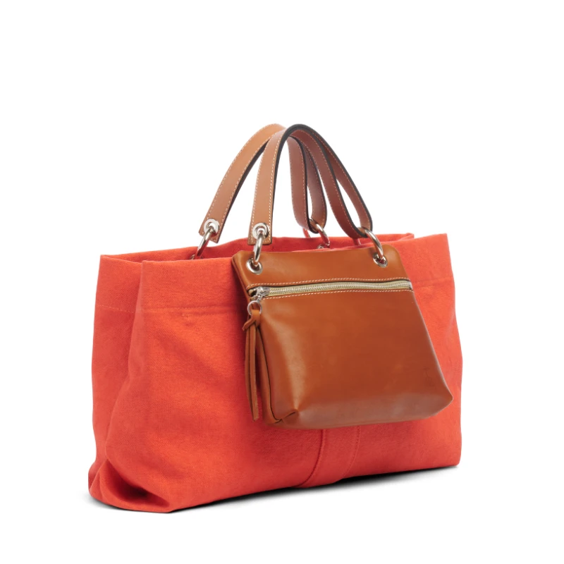 Une idée cadeau pour la fête des mères, un sac corail et sa pochette en cuir gold.