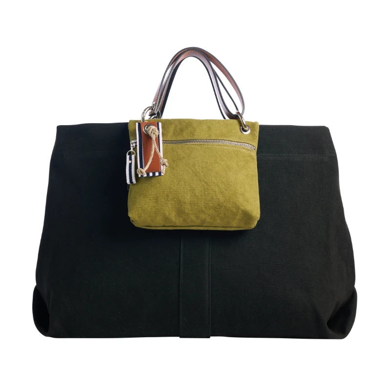 grand sac modulable en coton noir, pour le week-end, avec des anses en cuir naturel et sa pochette en coton olive