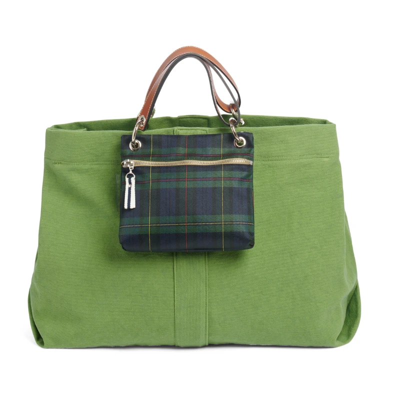 grand sac modulable en coton vert, pour le week-end, avec des anses en cuir naturel et sa pochette yole ecossaise marine