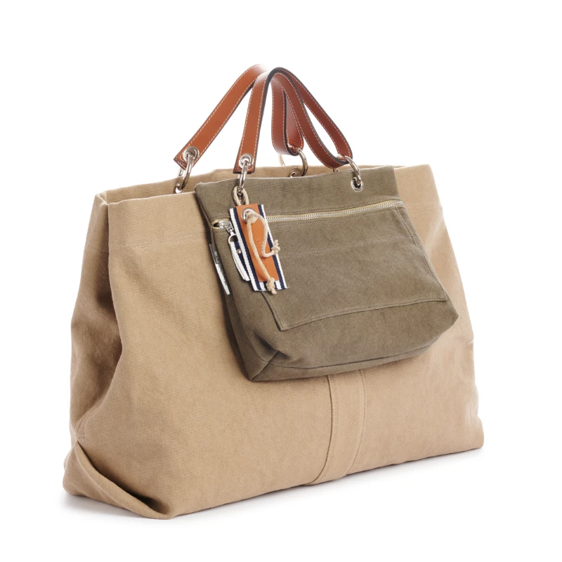 grand sac modulable en coton sable, pour le week-end, avec des anses en cuir naturel et sa pochette equipier kaki
