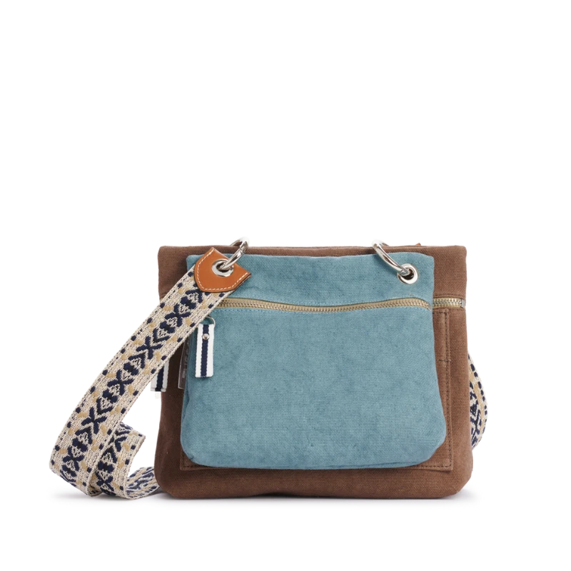 pochette yole en coton bleu français accrochee à un equipier terrei et à une sangle béat chic marine