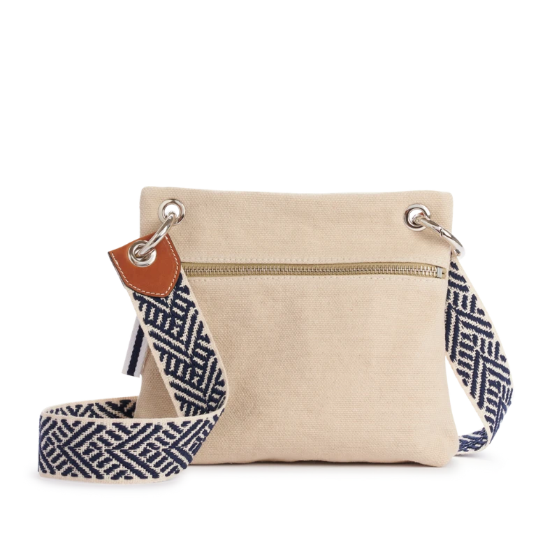 pochette yole en coton grege accrochee à une sangle entrecroisée marine