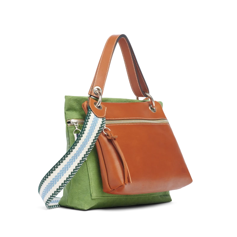 pochette yole en cuir naturel gold accrochee sur un equipier vert de profil avec une anse canotage et une sangle tribal vert