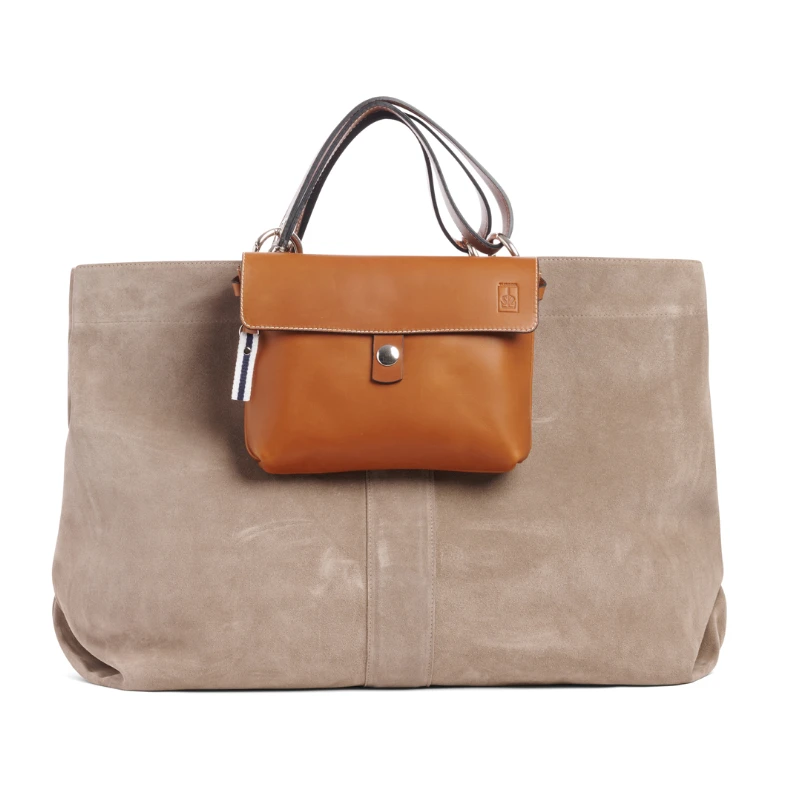 grand sac modulable en cuir  vachette galet, pour le week-end, avec des anses en cuir naturel et sa pochette compagnon en cuir gold