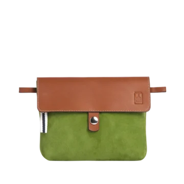 pochette amovible en cuir nubuck veau vert prairie et son rabat en cuir gold