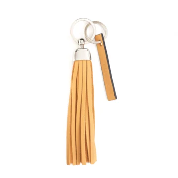 porte-clés pompon en cuir moutarde