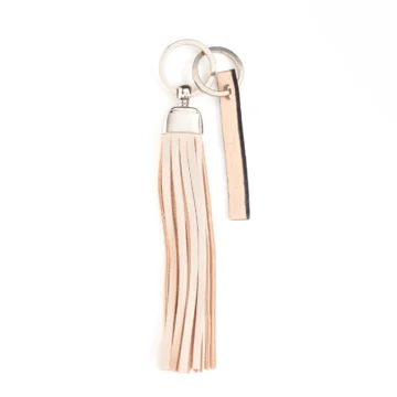 porte-clés pompon en cuir rosée