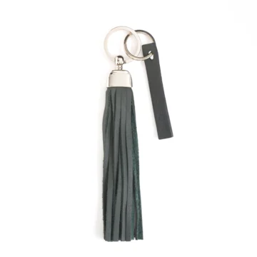 porte-clés pompon en cuir vert forêt