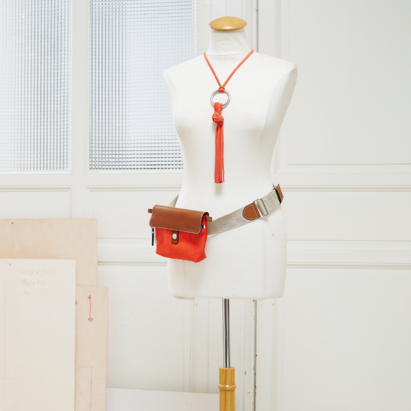 pochette mobile amovible en coton corail et cuir sur une ceinture