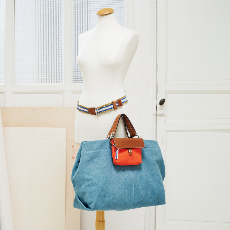 pochette mobile amovible en coton corail et cuir sur un sac canotage large en coton bleu français